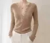 Suéter de malha fino e macio com gola V e detalhes em renda, estilo ovelha, com caimento justo para mulheres, perfeito como peça de base