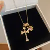 Nuevo collar colgante de corazón con cruz de circonita, vintage de lujo ligero con una sensación de alta gama, cadena para la clavícula con un diseño de nicho