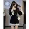 Vestido Feminino Outono Estilo Hepburn Francês Patchwork de Renda Bloco de Cores Cruzamento de Fronteiras Zíper de Alto Padrão Cintura Marcada Saia Curta Evasê