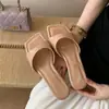 Primer encuentro: Sandalias de cuña suaves estilo francés con una sola tira, suela blanda, punta cuadrada, versátiles y elegantes, perfectas para usar al aire libre en el verano de 2026