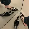 Sapatos Femininos Novo Estilo Pérola Camélia 2026 Tendência da Moda Coreana Chinelos de Bico Fechado Moda Verão Feminina Sapatos de Salto Baixo