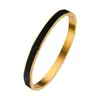 Este elegante brazalete presenta una elegante combinación de esmalte dorado y azul diseñada con una estética estilizada y moderna. Perfecto para usar de forma casual o formal, esta pieza minimalista añade un toque de sofisticación a cualquier atuendo. Su diseño simple pero lujoso es perfecto para regalar o para uso personal.
