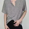 Camiseta Masculina Casual de Alto Padrão com Costela, Manga Curta e Design de Gola com Fivela de Metal, Caimento Solto com Sensação Fluida para o Verão 2026