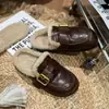 Estación Europea 2026 Otoño/Invierno Piel de Cordero Borreguillo Punta Redonda Hebilla Plano Deslizante Perezoso Cálido Media Zapatilla de Casa Mujer