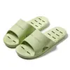 Sandalias y pantuflas simples con agujeros para el baño del hogar de las mujeres antideslizantes para uso en pareja masculinas para bañarse hotel casa de huéspedes pantuflas al por mayor