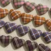Bonitos Botones de Tela Estilo Retro a Cuadros en Forma de Corazón Accesorios DIY Accesorios para el Cabello Botones para Sombrero Abrigo Accesorios