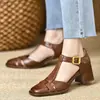 Sandálias confortáveis de salto grosso com design vazado tipo gaiola para mulheres, tendência de verão 2026 novo estilo, sapatos de salto alto versáteis estilo romano de salto médio