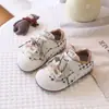 Tênis esportivos para meninas 2026 laço de renda para bebês sapatos casuais de sola macia para crianças pequenas e médias tênis de corrida antiderrapantes atacado