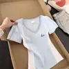 Camisa de Manga Corta con Cuello en V de Color Contrastante Estilo Retro Americano Hombro Derecho para Mujer Verano Nuevo Sexy Único Aspecto Adelgazante Top Corto