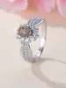 Anel oval de opala vermelho e verde de luxo leve transfronteiriço, finamente trabalhado com cravação completa de diamantes e aro de camada dupla, anel feminino de opala