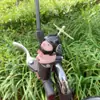 Adorno de Hucha de Coche Eléctrico Famoso en Internet Llevando un Casco, Linda Decoración de Coche, Suministro Exclusivo Transfronterizo para Motocicleta y Bicicleta