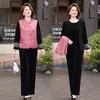 Nuevo conjunto de moda nacional estilo chino para primavera y otoño para madres, conjunto de chaleco de terciopelo dorado para mujer con detalles de botones, moderno conjunto de tres piezas para mujeres de mediana edad y mayores