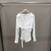 Camisa Branca com Laço Lateral para Ajuste na Cintura, Design Estilo Francês, Top Único e Chique, Coleção Primavera/Verão 2026
