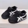Zapatillas infantiles de moda 2026 modelo nuevo primavera y otoño para niños mayores, zapatos deportivos de exterior transpirables y duraderos para niños