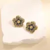 Brincos de Aço Inoxidável Vazados em Forma de Flor, Estilo Novo de Primavera para Mulheres, Versáteis e Modernos, Adequados para o Dia a Dia, Brincos de Pino de Aço Titânio Atacado