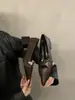 Sapatos de salto alto pretos com bico fino e salto grosso, sapatos de couro estilo coreano retrô francês para mulheres, novos mocassins populares de 2025