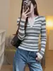 Top de punto con rayas negras estilo francés, cuello medio abierto, manga larga para mujer, capa base elegante de alta gama para otoño, top absolutamente hermoso