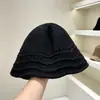 Novo chapéu de malha liso, versátil e simples, chapéu balde feminino fino de outono e inverno com trama vazada, fábrica de chapéus balde quentes