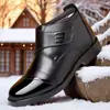 Novos sapatos masculinos de cano médio, forrados com fleece, espessados e quentes, com superfície de couro, sapatos de algodão à prova de vento e quentes, sapatos brilhantes para o dia a dia e ocasiões casuais de negócios, botas de couro e algodão