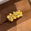 Anillo Súper Brillante Estilo Medieval Dorado Cepillado Flor de Cerezo para Mujer Diseño de Nicho Retro Estilo Palacio Apertura Ajustable