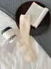 Novas meias listradas color-block para outono e inverno para mulheres, apresentando um padrão de bolinhas verde café e acabamento em renda, meias de cano médio versáteis e estilosas no estilo japonês