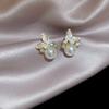 Brincos de Pérola Florais em Metal Estilo Retrô Francês, Brincos Femininos com um Toque de Luxo Leve e High-End, Design Único