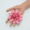 Dalia de Color Otoño Simulado Crisantemo Europeo Traje de Baile del Día del Niño Flor de Muñeca Tocado Hecho a Mano