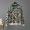 Suéter de Malha Grossa com Estampa de Leopardo em Jacquard Dupla Camada e Cor Contrastante, Modelo Pulôver, Novo Outono e Inverno Europeu e Americano, Solto, para Mulheres