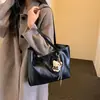 Bolsa de mano retro casual de gran capacidad para mujer, nuevo modelo 2026, casual y sofisticada, adecuada para el trabajo y los desplazamientos, bolso de hombro grande