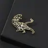 Broche de animal de dibujos animados tigre transfronterizo incrustado de diamantes pin de piedra preciosa de color retro de alta calidad hebilla de pañuelo de seda de nicho venta al por mayor