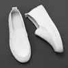 Sapatos Casuais de Couro Masculino UNMUN Impermeáveis Antiderrapantes Solado Macio Sapatos de Trabalho Estilo Coreano Versáteis Planos Sapatos de Couro Branco Slip-on