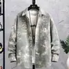 Marca de Moda Otoño e Invierno Camisa de Bolsillo Estampada de Manga Larga para Hombre Cuello Solapa Holgada Casual Ropa Camisa de Estudiante Chaqueta