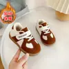 Sapatos de caminhada para bebê menina para primavera e outono, tênis de treino alemães macios para bebês, sapatos confortáveis e versáteis para crianças pequenas, sapatos simples para bebês