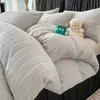 Juego de ropa de cama de cuatro piezas de terciopelo de leche con estampado de corazones rosas para otoño e invierno, que incluye una funda de edredón gruesa y cálida y un juego de sábanas de tres piezas
