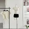 He Chen X Camiseta Elástica com Textura de Listras Verticais Simples e Estilosa com Amarração nas Costas, Top Curto de Tricô de Seda Slim Fit