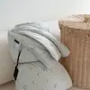 Colcha de punto estilo INS con diseño de nube de dibujos animados para primavera y otoño, colcha de invierno suave y cálida con borde enrollado, lavable a máquina, adecuada para uso en dormitorio