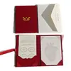 Tarjetas de invitación de boda de terciopelo burdeos con logo de lámina dorada, completas con sobres