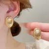 Pendientes de pin geométricos plateados con imitación de concha de perla metálica de moda, chapado en oro real, pendientes de temperamento nicho francés de alta gama