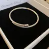 Pulseira Aberta Europeia e Americana Transfronteiriça de Zircônia Cravejada de Diamantes Pulseira Elegante de Alto Nível de Luxo Leve Nicho Versátil Joias da Moda para Mulheres