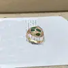 Anillo Serpiente Baojia Versión de Alta Gama Transfronteriza Europea y Americana, Finamente Elaborado con Nácar Blanco Natural y Malaquita, Combinando Diseño Original