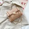 Bolso Cuadrado Pequeño de Moda con Bordado de Patrón de Diamantes Nuevo Producto 2026 Tendencia Japonesa y Coreana Bolso Cruzado para Mujer con Cadena y Etiqueta para Reventa