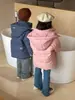 Chaqueta de plumón para niños, otoño e invierno de 2024, ligera, para niños y niñas, tallas pequeñas, medianas y grandes, cálida y gruesa, con capucha, estilo coreano.