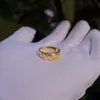 Anillo para Hombre Bañado en Oro con Diseño Grabado, Pequeña Apertura Cuadrada, Venta al por Mayor de Fabricante de Joyería