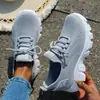 Zapatos de mujer de talla grande transfronterizos 2025 verano nuevos zapatillas de mujer tejidas con hilo volador transpirables moda zapatos de madre generación TEMU pelo