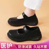 Fornecidos diretamente pelo fabricante, estes sapatos de enfermagem específicos para hospitais são projetados para mulheres, apresentando uma sola macia, couro genuíno e um design confortável e não cansativo. São brancos, com um design oco e perfurado, e são adequados para o trabalho.