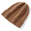 Cachemira Otoño/Invierno 2026 Nuevo Estilo para Mujer de Alta Gama Color Sólido Trenzado Hexagonal Cálido Moderno Borde Enrollado Gorro Casual de Punto