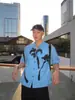 2026 Verão Tendência Masculina Estilo Coreano Cool e Estiloso Gola Cubana Estampa Original Estilo Férias Moda Camisa Azul de Manga Curta para Homens