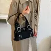 Bolsa de Mão Vintage com Rebites de Design Único para Mulheres, Novo Modelo 2026 Bolsa Boston Almofada, Bolsa de Mão Simples