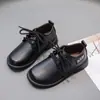 Novos Sapatos Casuais de Couro Respirável Estilo Britânico para Primavera e Outono com Design Vazado, Cadarço, Sola Macia, Sapatos Slip-on para Meninos