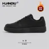 Tênis Brancos Espessos com Forro de Lã Universal para Homens, Novo Modelo Inverno 2025, Sapatos Masculinos Espessos com Solado Alto, Tênis Quentes Antiderrapantes